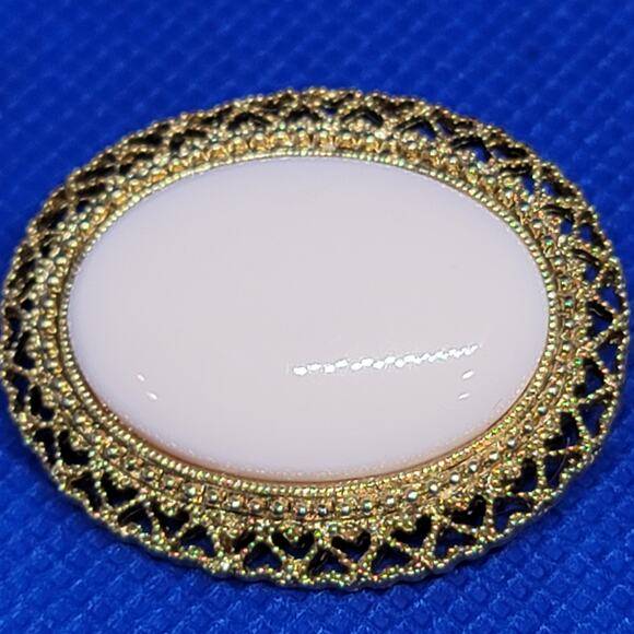 VNTG Pastel Pink Cabochon Pin With Shiny Gold Heart Filligree Trim Brand 1928 - Picture 2 of 8